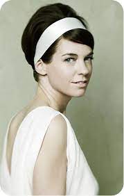 Die frisuren der 70er jahre waren die größten klassiker und kehren nun wieder in die glamourwelt zurück. Brautfrisuren Die Schonsten Frisuren Fur Kurze Mittellange Und Lange Haare Styling Kurzes Haar Stirnband Kurze Haare Braided Hairstyles Updo