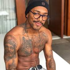 Nego do borel sempre mantém o seu humor por onde passa, seu carisma é marcante e seu sorriso largo está presente no rosto. Nego Do Borel Se Anima E Mostra Partes Intimas Em Live Popline