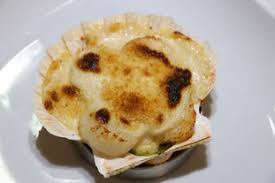 Des noix saint jacques poêlées au beurre pour le plus grand plaisir des si vous vous demandez où trouver des coquilles saint jacques fraiches en france, je vous conseille de vous rapprocher de votre poissonnier. Coquilles Saint Jacques Gratinees Cuisine Facile Com