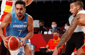 El seleccionado de básquetbol de la argentina, actual subcampeón mundial, perdió este jueves con españa, campeón del mundo, por 81 a 71, en saitama y complicó su pasaje a los cuartos de final de los juegos olímpicos de tokio 2020, en la segunda fecha del grupo c. G Ke X33cnlzmm