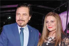 هي إستشارية نفسية ، متخصصة في علم النفس العلاجي. Ø§Ù„ÙÙ†Ø§Ù† Ù…Ø­Ù…Ø¯ Ø±ÙŠØ§Ø¶ Ø¨Ø¯Ø£Øª Ù…Ø¯Ø±Ø³ ÙƒÙŠÙ…ÙŠØ§Ø¡ ÙˆØ²ÙˆØ¬ØªÙŠ ÙˆØ±Ø§Ø¡ Ù†Ø¬Ø§Ø­ÙŠ Ø¨ÙˆØ§Ø¨Ø© Ø£Ø®Ø¨Ø§Ø± Ø§Ù„ÙŠÙˆÙ… Ø§Ù„Ø¥Ù„ÙƒØªØ±ÙˆÙ†ÙŠØ©