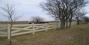 Vinyl fencing will let you say goodbye to traditional fence maintenance. Pros And Cons Of Vinyl Fencing Mmc Fencing Railing