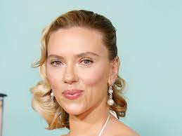 Scarlett Johansson Has a Marilyn Monroe Moment in a Retro White Dress and  Bombshell Blonde Curls | Vogue