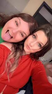 It’s not a girls night out without some bathroom selfies 😅🤷‍♀️❤️