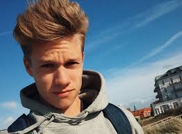 Ich bin kein fangirl und sehe luca auch nicht als star oder sonst was, also keine sorge :) trotzdem feier ich luca für das was er macht :) mir geht's auch nicht darum ihn hierauf. Youtuber Concrafter Luca Hat Einen Stalker Starzip