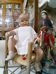 Il museo della bambola della rocca di angera, fondato nel 1988 per volere della principessa bona borromeo arese, espone oltre mille bambole realizzate a partire dal xviii secolo fino ad oggi. La Collezione Fontana Di Bambole Un Tesoro Di Cagliari Tutto Da Scoprire Mammarketing