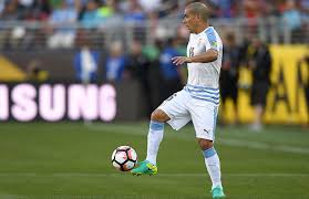 Maximiliano pereira (victorio maximiliano pereira páez, born 8 june 1984) is a uruguayan footballer who plays as a right back for portuguese club fc porto. Maxi Pereira E Baixa Na Celeste Para As Eliminatorias Fucile Entra Em Seu Lugar Conmebol