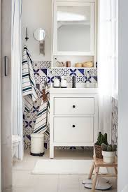 Des etageres aux elements muraux notre assortiment couvre differents styles coordonnes au lavabo. Petites Salles De Bains Ikea 6 Inspirations Qui Ont Tout Bon Marie Claire