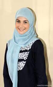 Akun gosip ini mengunggah dua foto wisuda arumi bachsin. Arumi Bachsin Hijabi Fashion Actresses