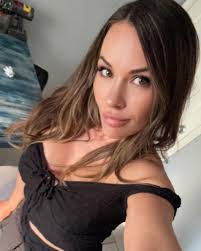 Lara Ashley's Instagram, Twitter & Facebook