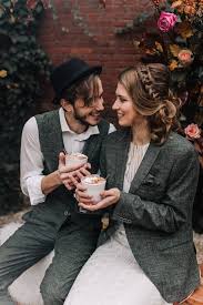 Was Zieht Man Als Braut Im Winter An Mit Unseren Tipps Findest Du Das Passende Hochzeitsoutfit Theperfectwedding De Hochzeitwinter Hochzeitoutfit Hochze