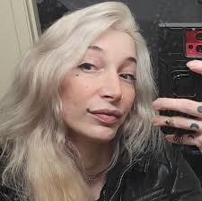 In Amy's #PileOfStories; Men who use shirtless selfies