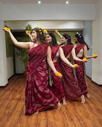 Log into instagram.com from a mobile browser. Instagram S Tweet We Have A Tribe Of Happy Women Dancing Their Hearts Out On The Internet In A Sari What Better Way To Connect To Your Womanhood Than This Happy Internationalwomensday