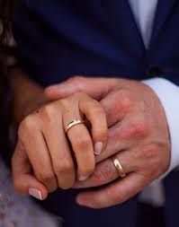 La tradición sobre dónde va el anillo de compromiso, tiene un gran significado. Como Se Debe Usar El Anillo De Compromiso Y Matrimonio Donde Se Pone El Anillo De Compromiso Donde Se Usa El Anillo De Compromiso En Que Mano Va El