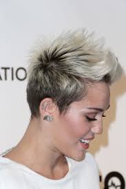 Miley cyrus changed her hair once again. Miley Cyrus Please Don T Grow Out Your Hair An Impassioned Plea Featuring Her 3 Best Short Hair Moments Glamour