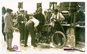 Bert Le Vack And The Brough Take On Fuel Mid Race At Brooklands Herbert Bert Le Vack Was A Motorcycle World Speed Record Holder Throughout The 19 Motorfietsen