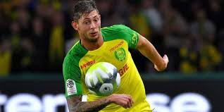 Il y avait trois membres d'équipage de nationalité française et le pdg de total. Foot Nantes Saisit La Fifa Pour Le Paiement Du Transfert D Emiliano Sala A Cardiff