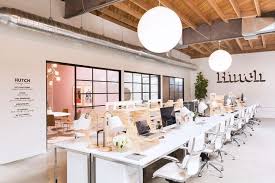 Ein Buro Das Eines Interior Design Startups Wurdig Ist Bereuen Open Space Office Corporate Office Design Office Space Design
