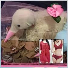 Untuk membungkus set pakaian ini akan lebih cantik jika menggunakan boks kayu. Jual Hantaran Seserahan Pernikahan Baju Tidur Dan Pakaian Dalam Merah Jakarta Timur Warung Kado Gift Shop Tokopedia