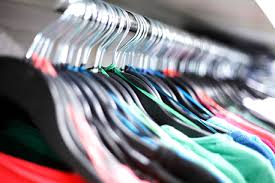 Resultado de imagem para roupas e calçados