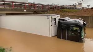 Auto's en caravans raakten beschadigd en vele straten liepen. Logistieke Problemen Door Noodweer Spanje