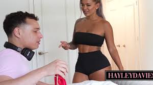 Hayley Davis erwischt ihren Stiefbruder auf frischer Tat und lässt ihn sie  in