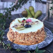 Hoppa över gelén och dekorera tårtan med hjortron och passionsfrukt. Parontarta Landhs Konditori