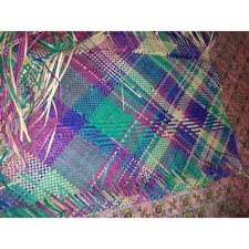 Adapun beberapa hasil kerajinan dari bahan serat daun pandan seperti tas, tikar, sandal, dompet dan serat ini biasa mempunyai ciri warna yang krem hingga putih perak serta memiliki kekuatan yang cukup baik. Motif Anyaman Tikar Pandan Ideku Unik