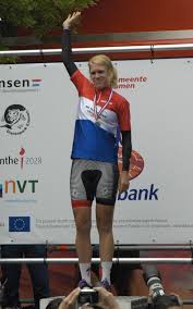Ook elynor bäckstedt en jolien d'hoore waren dicht bij de zege, maar het was dan toch ellen van dijk die de snelste tijd neerzette. File Ellen Van Dijk Nk Tijdrijden 2012 Podium 2 Jpg Wikipedia