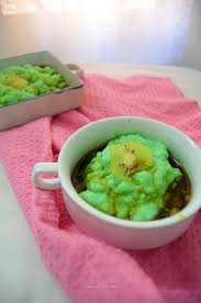 Yang pertama sobat makan harus siapkan piring atau mangkuk, lalu tuangkan 2 centong bubur sumsum ke dalam piring tersebut dan beri toping saus gula merah yang telah kita buat yaa. Dapur Comel Selma Bubur Sumsum Pandan Resep Sarapan