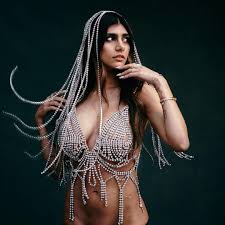 Ex-atriz pornô Mia Khalifa anuncia separação do noivo após adiamento do  casamento por conta da pandemia - Monet | Celebridades