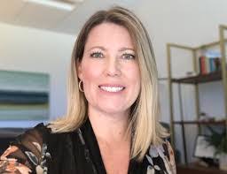 Julie Bedell's Instagram, Twitter & Facebook