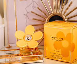 Daisy love de marc jacobs es una fragancia de la familia olfativa almizcle floral amaderado para mujeres. Spring Perfume Picks For The New Season Sophie Laura Beauty Blog