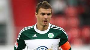 Edin dzeko ist ein vielseitiger stürmer. Juve Still Eye Dzeko Eurosport