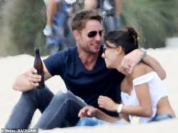 This is us is an american television series created by dan fogelman that premiered on nbc on september 20, 2016. Justin Hartley Is Seen Wearing A Ring On That Finger While Spending Time With Sofia Pernas Aktuelle Boulevard Nachrichten Und Fotogalerien Zu Stars Sternchen