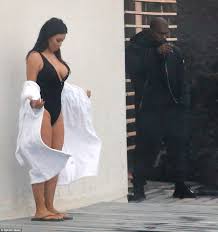 انا زينة صور كيم كردشيان بالمايوه لأول مرة بعد الإنجاب Kim Kardashian Kardashian Kim Kardashian Style