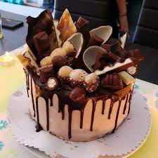 In der form stehen lassen, lösen, aus der form stürzen und auf einem. Surprise Egg Cake A Delicious Recipe From The Category Pies Bewertunge Torten Leckere Torten Kinderschokoladen Torte Rezept Uberraschungsei Torte