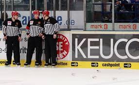 Beim eishockey steht ein spiel im abseits, wenn ein spieler des angreifenden teams den puck nicht kontrolliert und sich in der. Die Wichtigsten Eishockey Regeln Fur Dummies Eishockey Magazin
