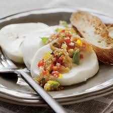 Recette De Mozzarella Fraiche Aux Poivrons Et Au Prosciutto Coup De Pouce Food Yummy Food Picnic Food