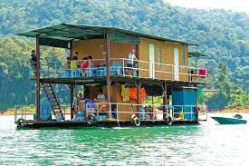 Nikmati keindahan alam tasik kenyir dan rasai rumah di keliling flora yg hijau dan bunyian pelbagai fauna. Pakej Tasik Kenyir 2021 Pakej Houseboat Blog Pakej My