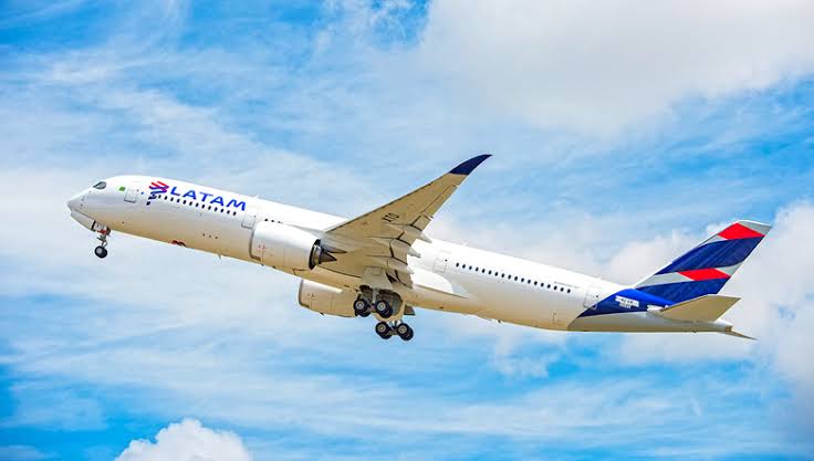 Resultado de imagem para avião da latam internacional para boston"