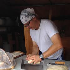 Si tratta di un pasta dolce che arrotolata su una barra tonda viene fatta girare lentamente sul fuoco. Trdlo La Ricetta Del Manicotto Di Boemia Il Dolce Tipico Di Praga Le Cosmopolite