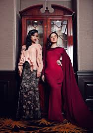 Kain jenis sutera jacquard, sutera creepe, cotton, cotton polyester, polyester dan banyak lagi. Fesyen Baju Lisa Surihani