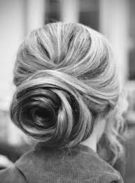 Try a loose and edgy updo like anne hathaway for a look that makes a big impact and is easy to maintain all night. Keep Cool With The Best Summer Hairstyles To Transition From Pool To Office To Dinner Party The Gimlet