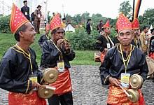 Serunai adalah alat musik yang dimainkan dengan cara ditiup pada lubang yang terdapat di salah satu ujung bagiannya. Talempong Wikipedia