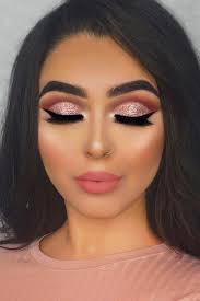 Dabei wird die lidfalte stark betont. Cut Crease