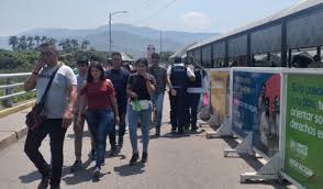 Puente internacional simon bolivar conformado por la guardia. Coronavirus Hoy Colombia Y Venezuela Intercambian Informacion La Fm