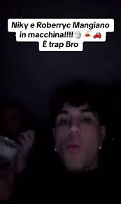 Niky e Rroberyc: Mangiare in Macchina con Stile