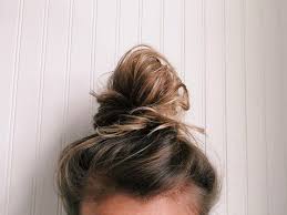 Le chignon est une coiffure qui se prête à bien des circonstances : Chignon Relax Tutoriel Facile Pour Se Faire Un Messy Bun