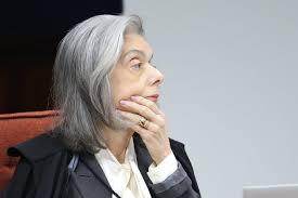 Lançamento do livro de poesia 'Eliane Marques, e se alguém o pano'